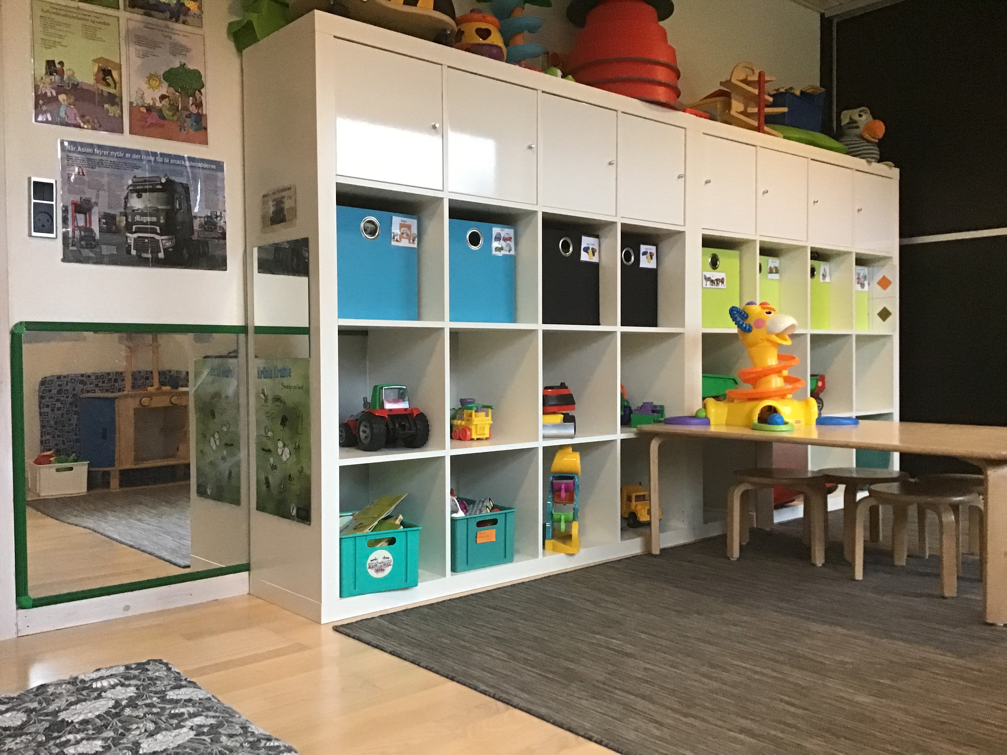 Legeværelse med legetøj og bord til børn