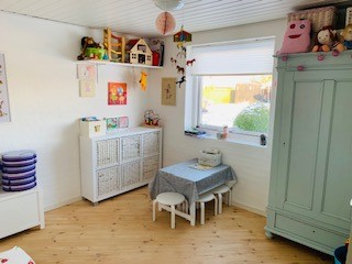 Jettes legeværelse med legetøj, bord og stol